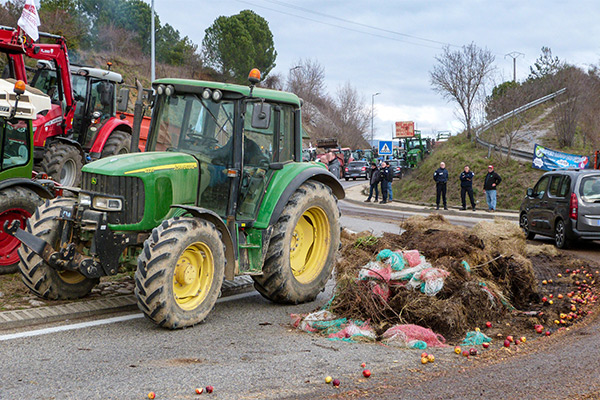 french farmer protest File:John Deere 6320 Saint-Etienne-de-Fontbellon manifestations agriculteurs janvier 2024.jpg - Wikimedia Commons